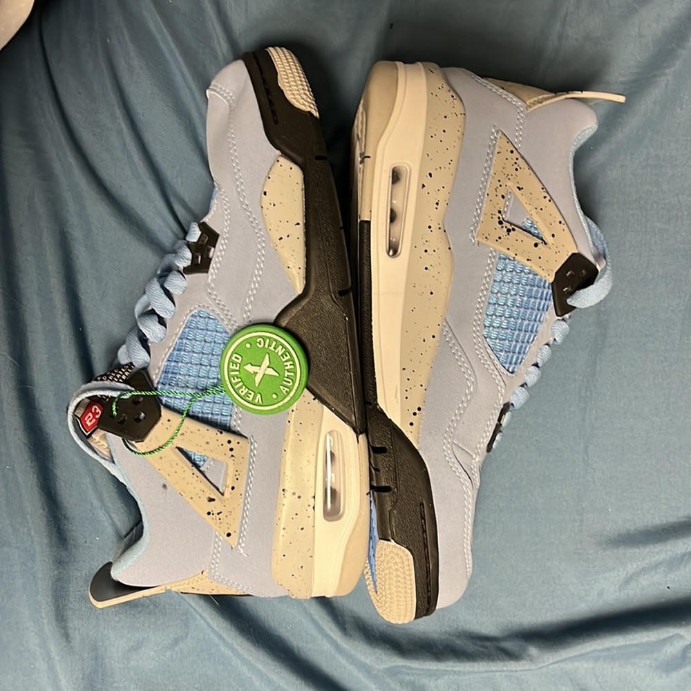 COPY - University blue Jordan 4, size 5.5 in big kids